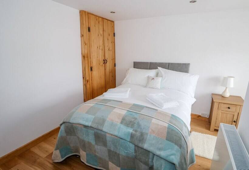 Duck Pond Cottage