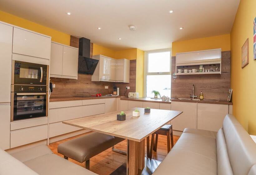 Gadlys House   Waters Edge