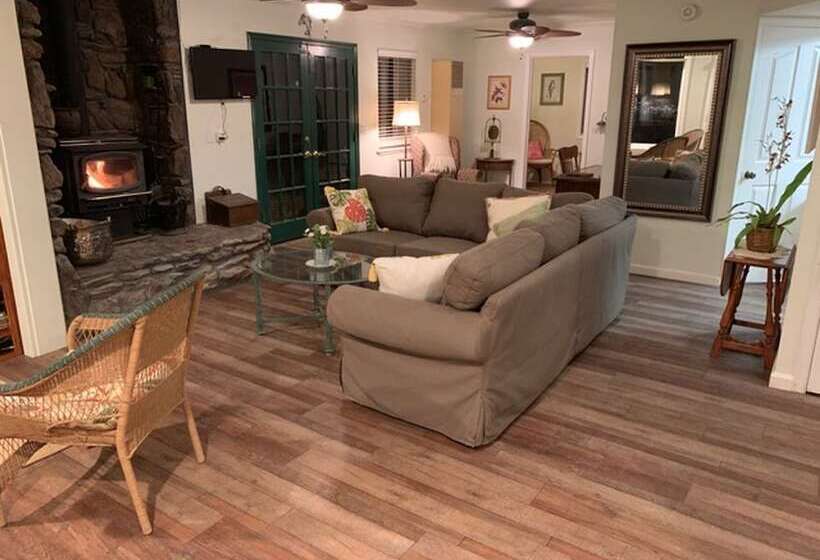 Hillside Cottage Retreat