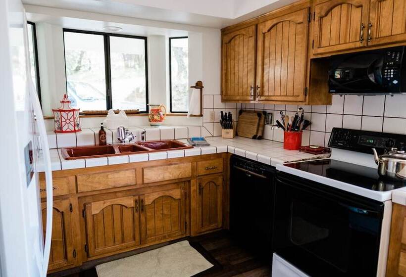 Hillside Cottage Retreat