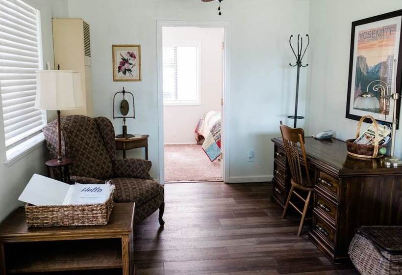 Hillside Cottage Retreat