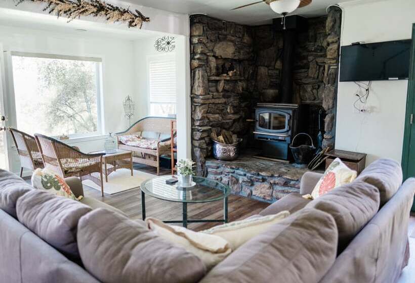 Hillside Cottage Retreat