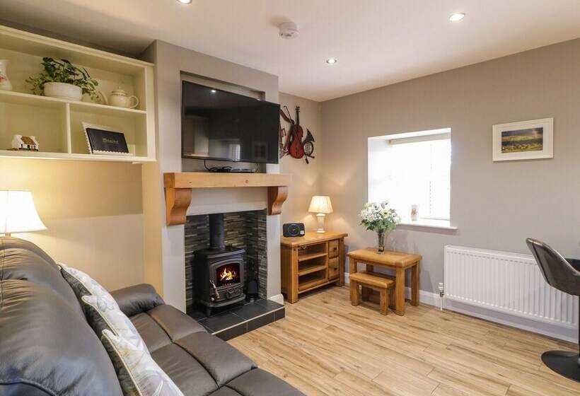 Lough Island Reavy Cottage