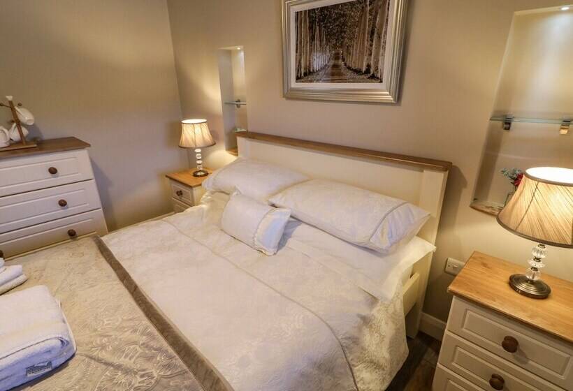 Lough Island Reavy Cottage