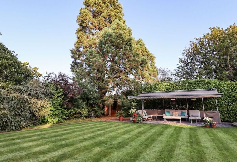 Mickle Trafford Manor