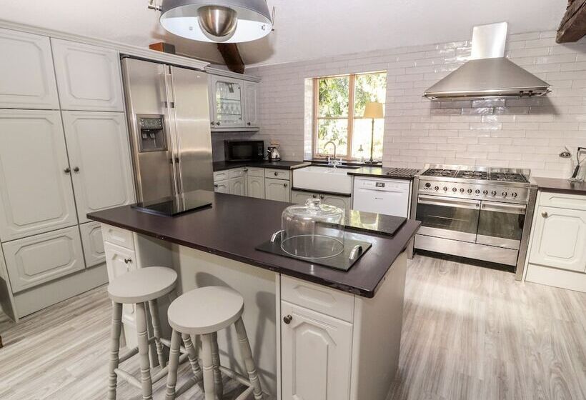 Mickle Trafford Manor