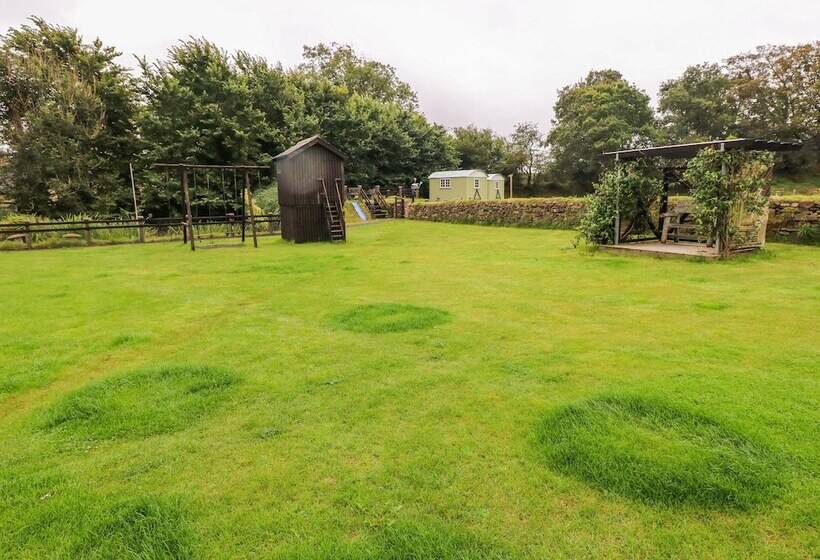 Shepherds Hut   The Hurdle