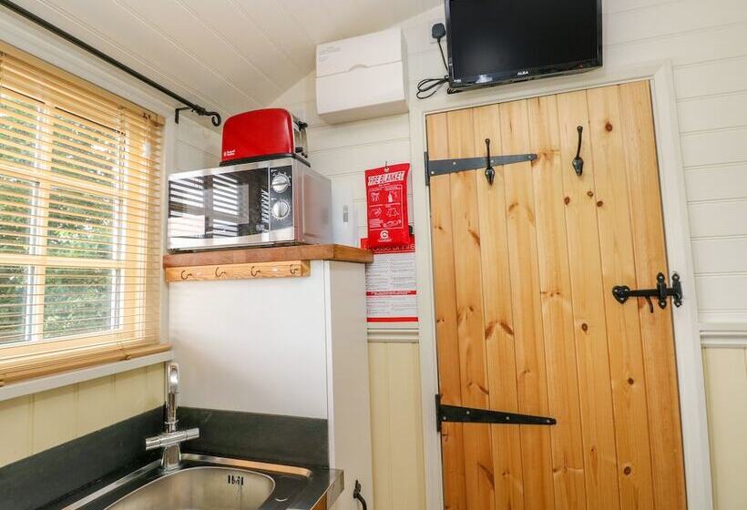 Shepherds Hut   The Hurdle