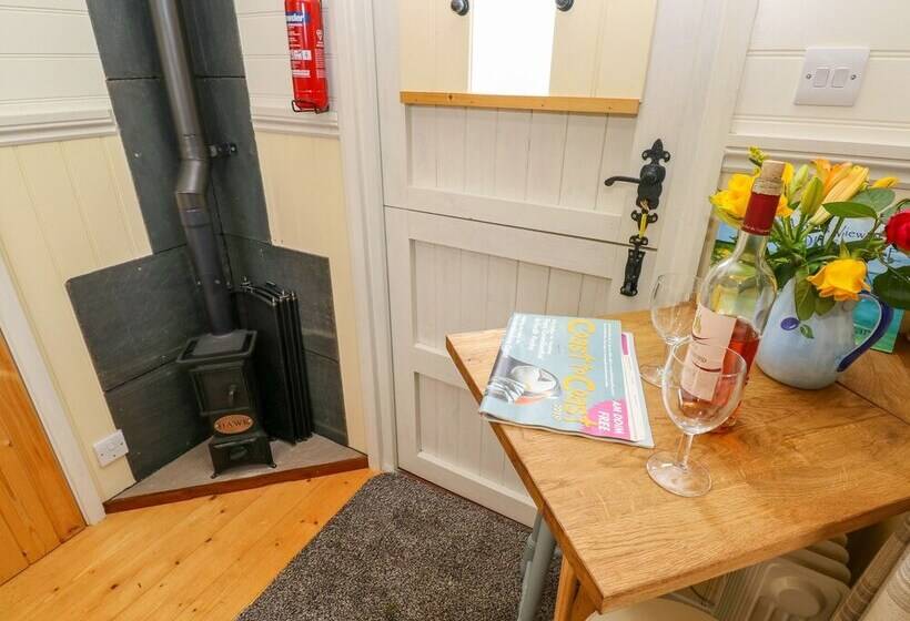 Shepherds Hut   The Hurdle