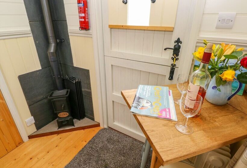 Shepherds Hut   The Hurdle