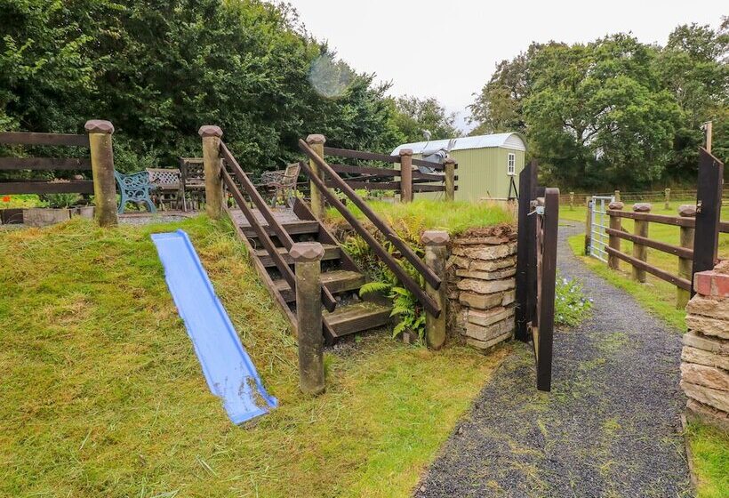 Shepherds Hut   The Hurdle
