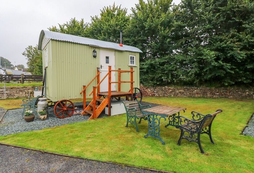 Shepherds Hut   The Hurdle