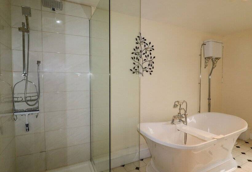 The Manor House At Kenwick Lodge