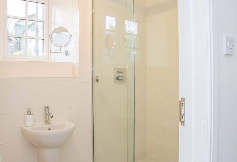 The Old Farmhouse, Upper Pitts