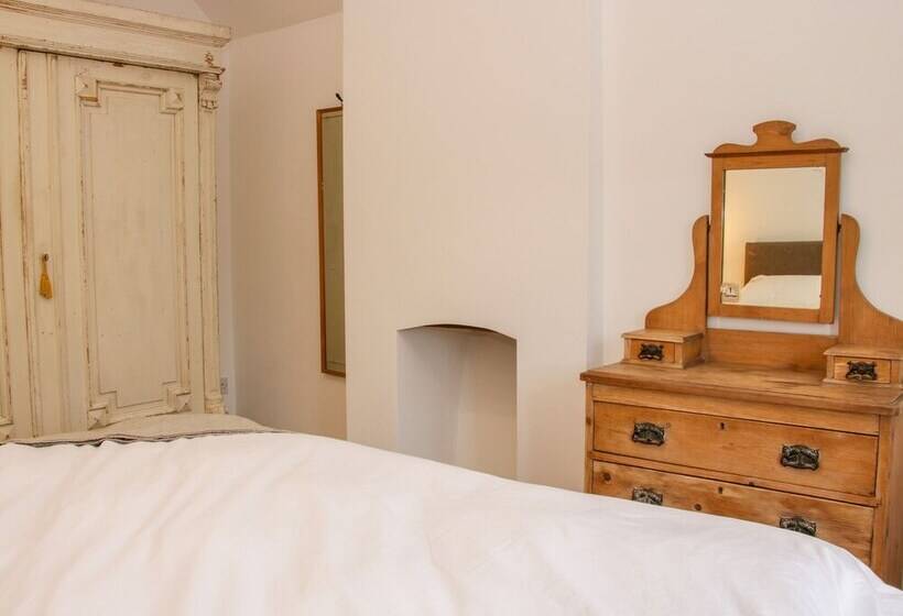 The Old Farmhouse, Upper Pitts