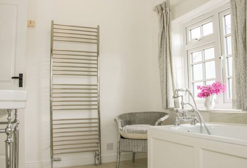 The Old Farmhouse, Upper Pitts