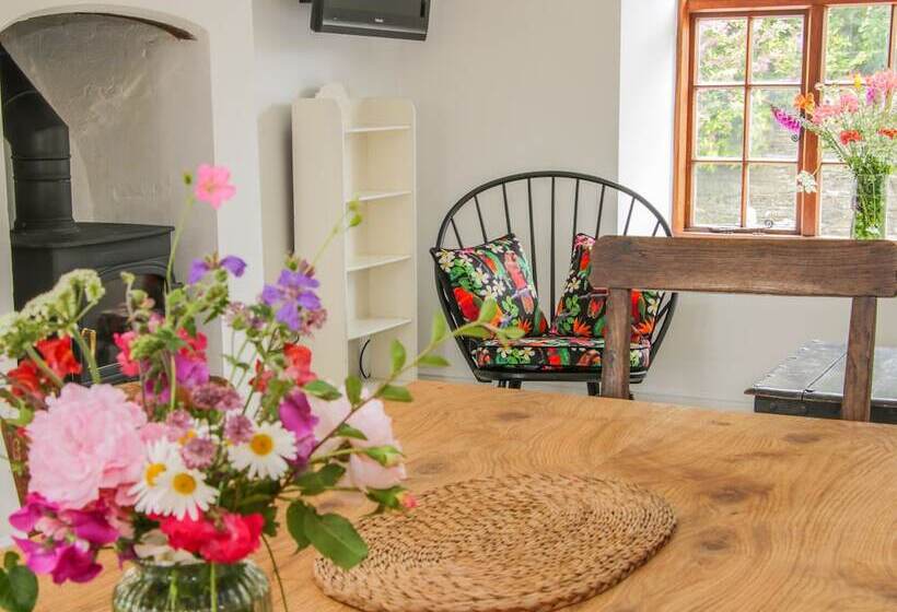 The Old Farmhouse, Upper Pitts