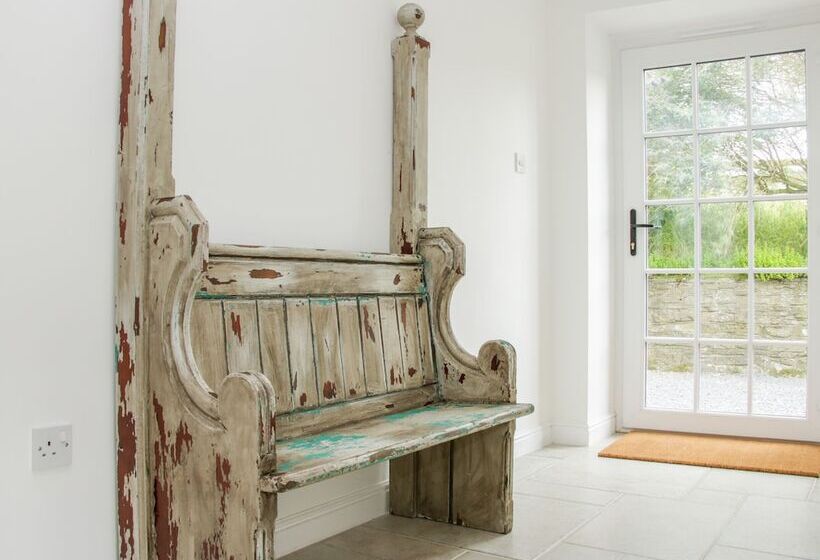 The Old Farmhouse, Upper Pitts