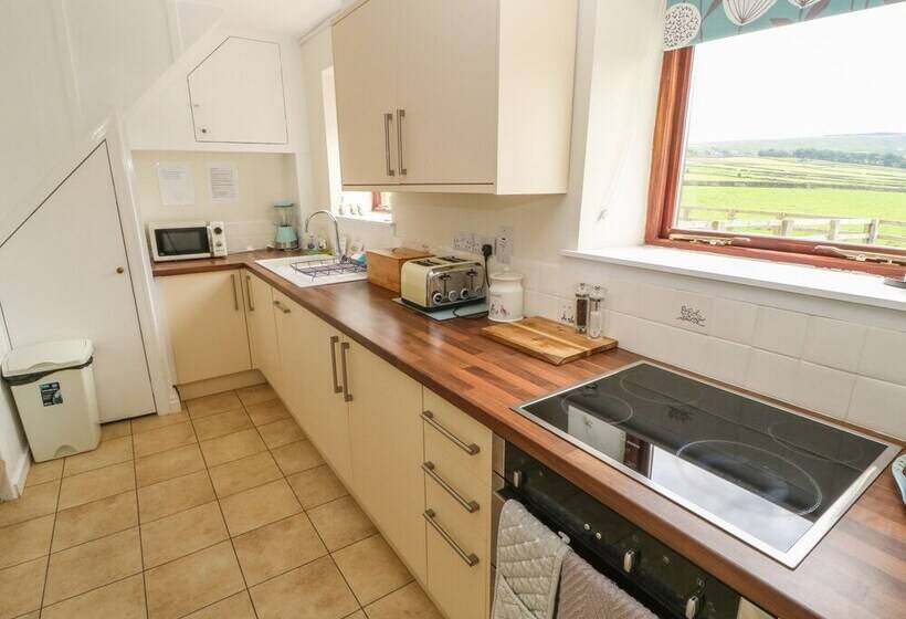 1 Horsehold Cottage