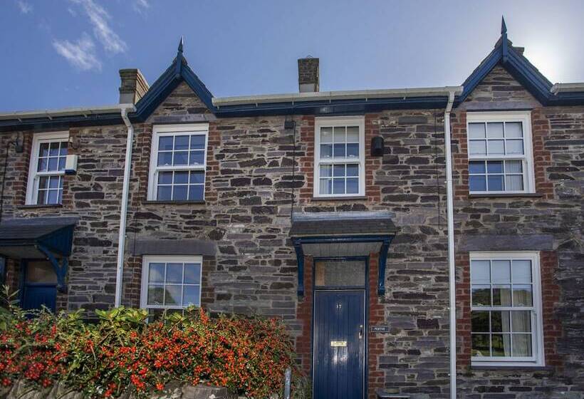 17 Victoria Terrace Perthi