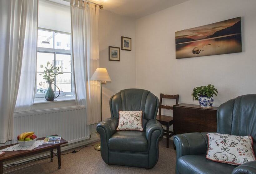 17 Victoria Terrace Perthi