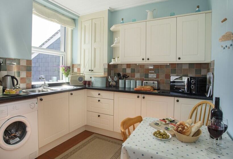 17 Victoria Terrace Perthi