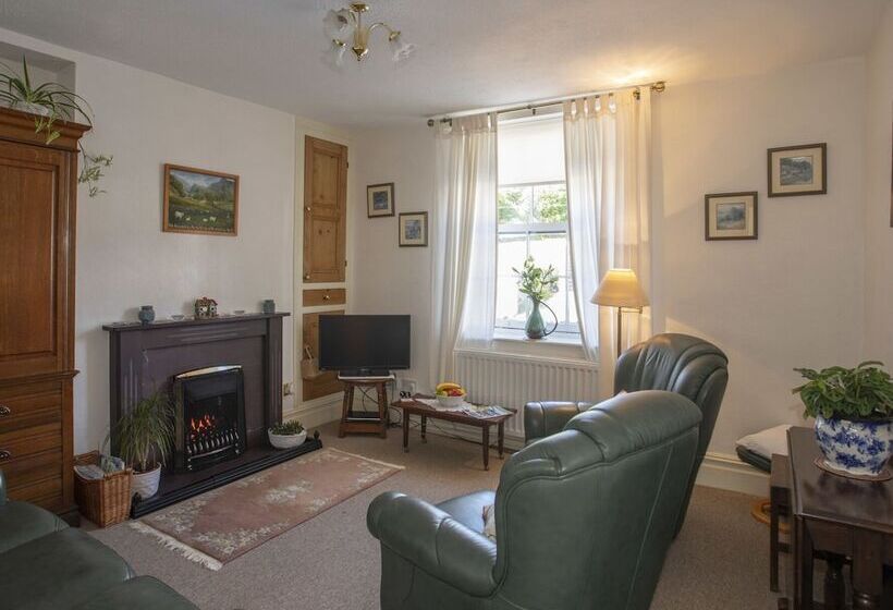 17 Victoria Terrace Perthi