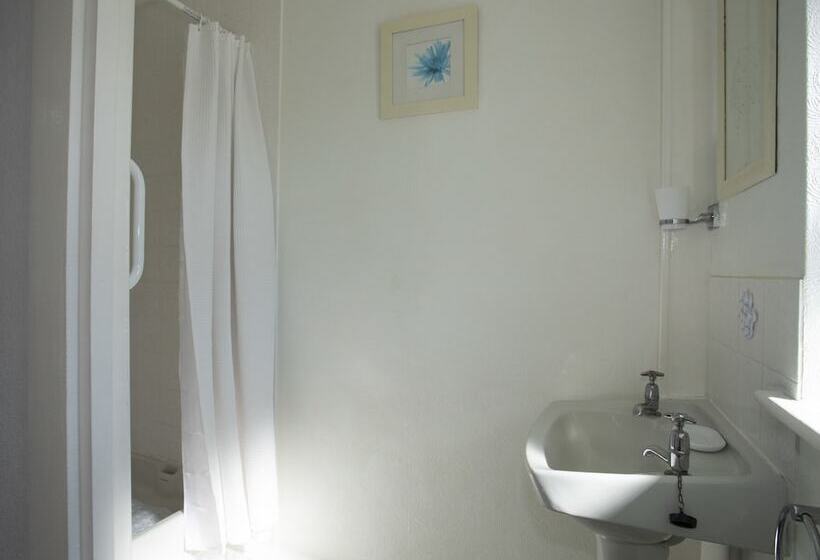 17 Victoria Terrace Perthi