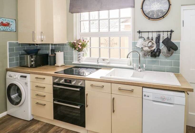 2 Old Coastguard House