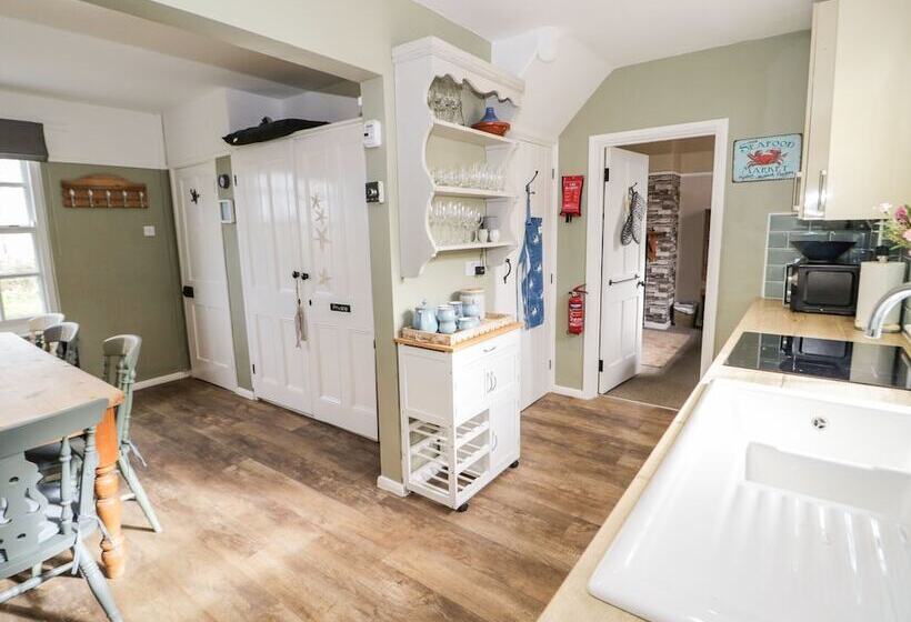 2 Old Coastguard House