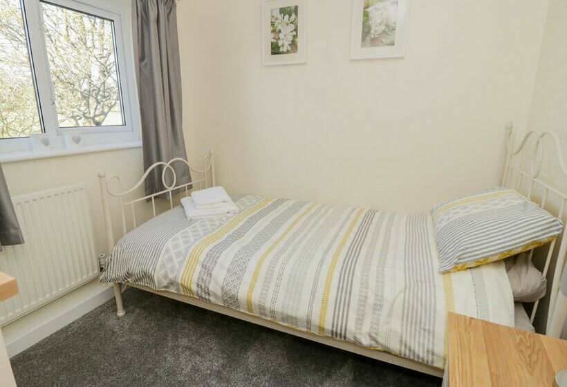 5 Ceirnioge Cottages