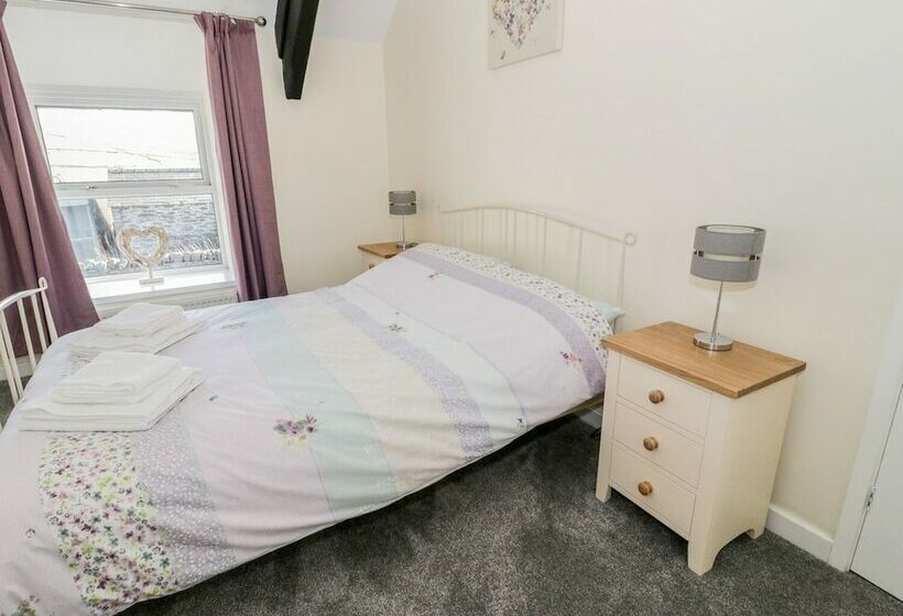 5 Ceirnioge Cottages