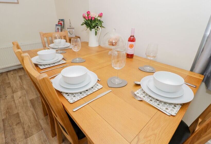 5 Ceirnioge Cottages