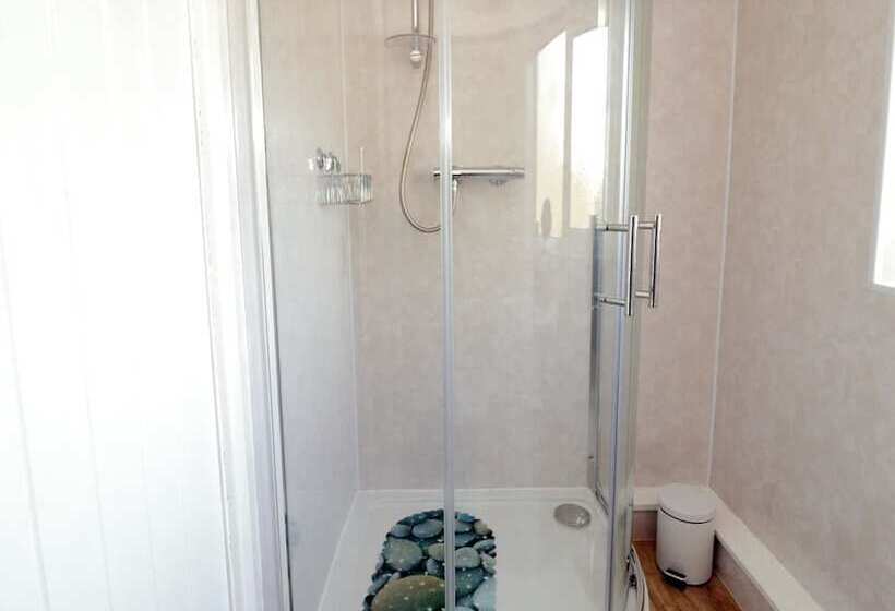 5 Ceirnioge Cottages