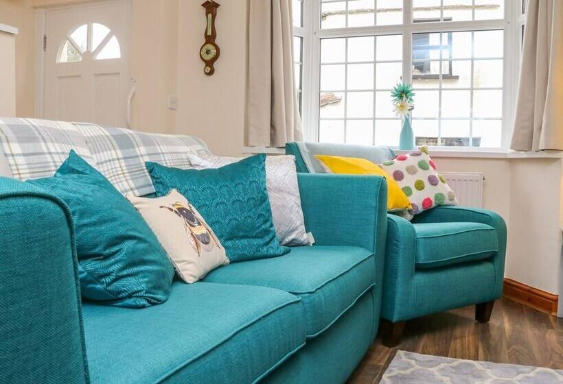 Cedarwood Cottage