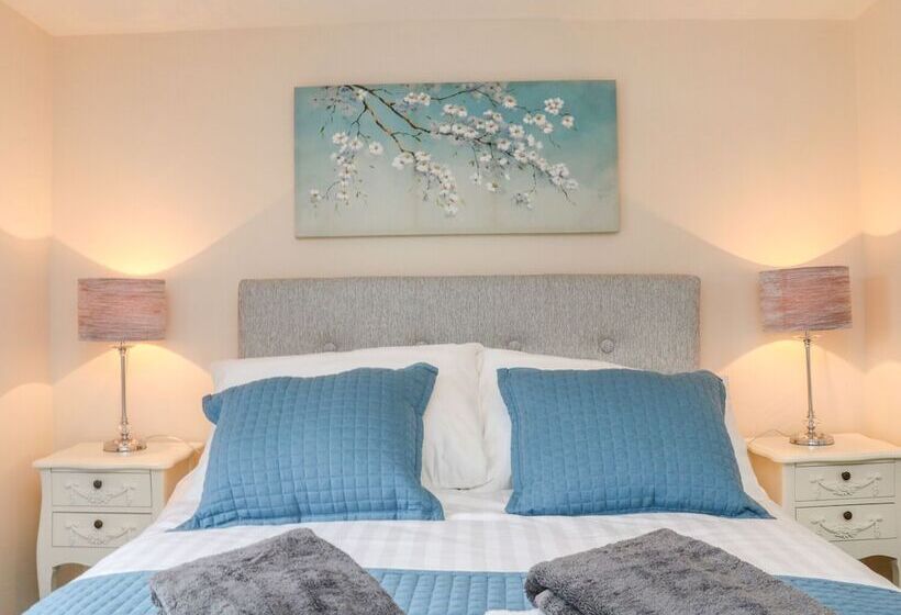 Cedarwood Cottage