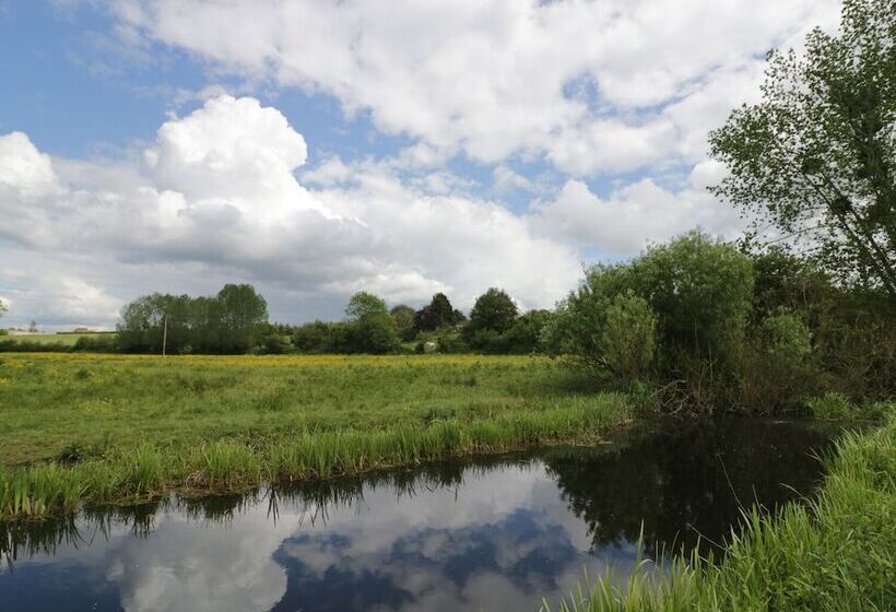 Cottage On The Common