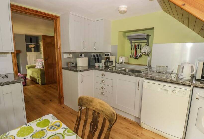 Cottage On The Common