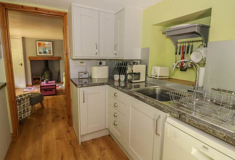 Cottage On The Common