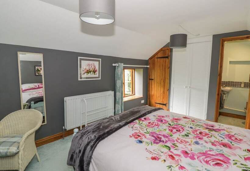 Cottage On The Common