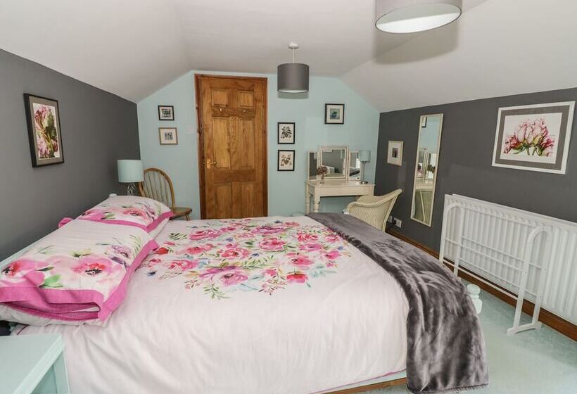 Cottage On The Common