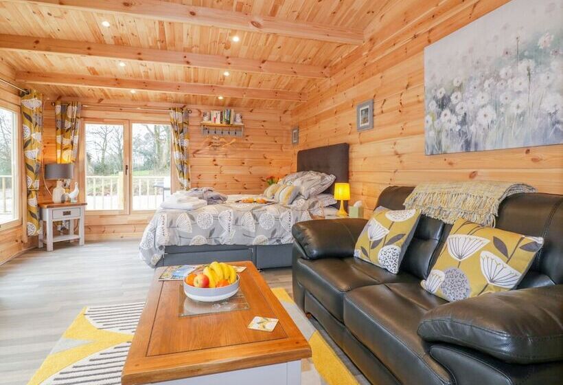 Little Orchard Lodge