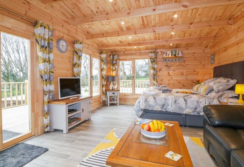 Little Orchard Lodge