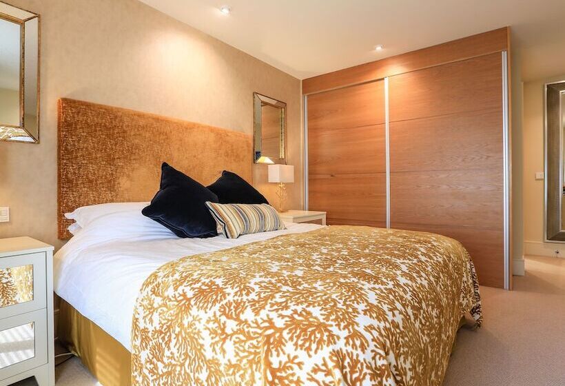 Quayside, Dart Marina