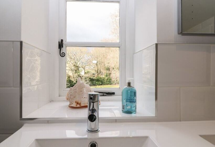 South Hill Farmhouse