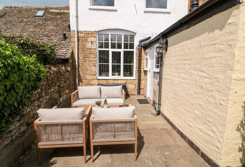 The Cottage At Broadway