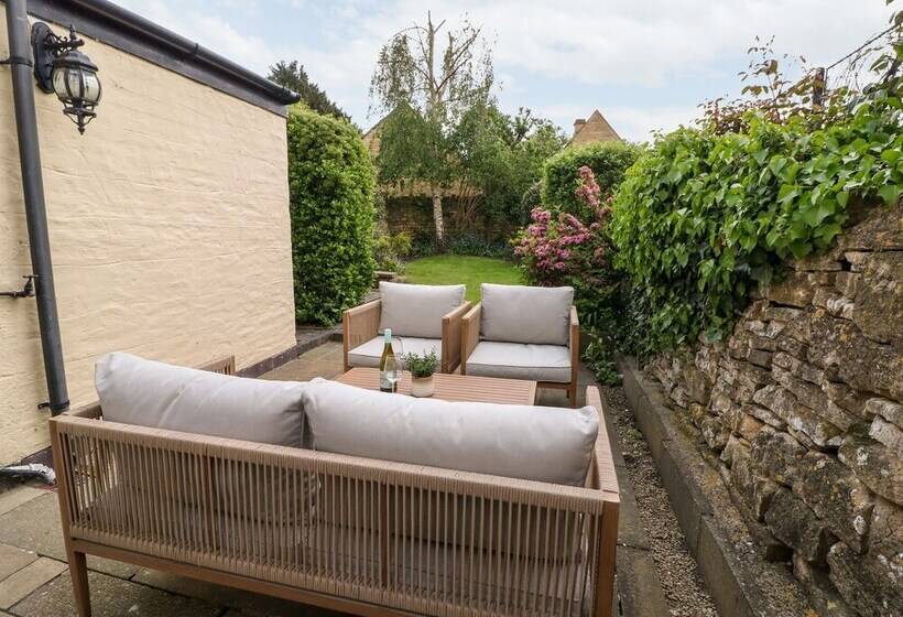 The Cottage At Broadway