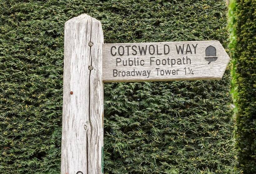 The Cottage At Broadway