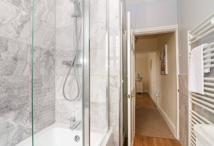 The Cottage At Broadway