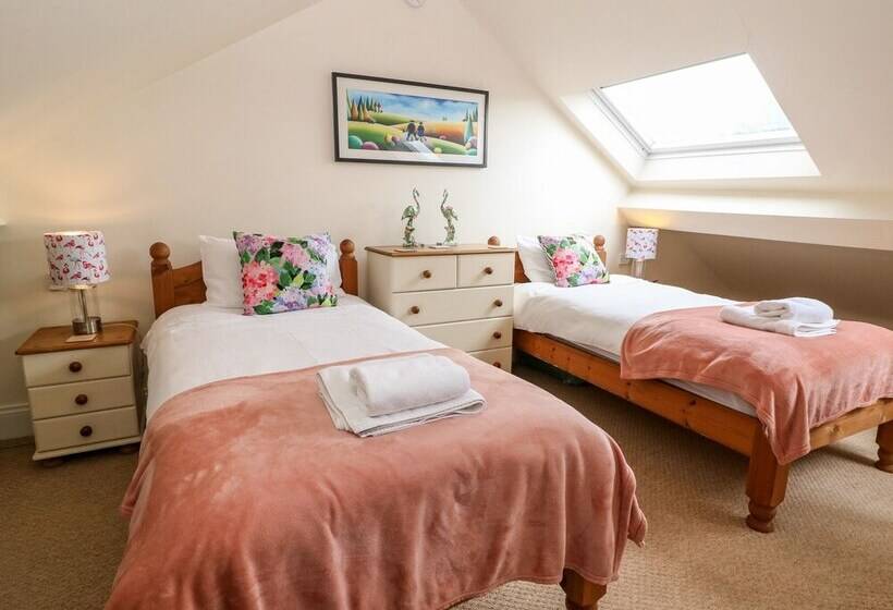 The Cottage At Broadway